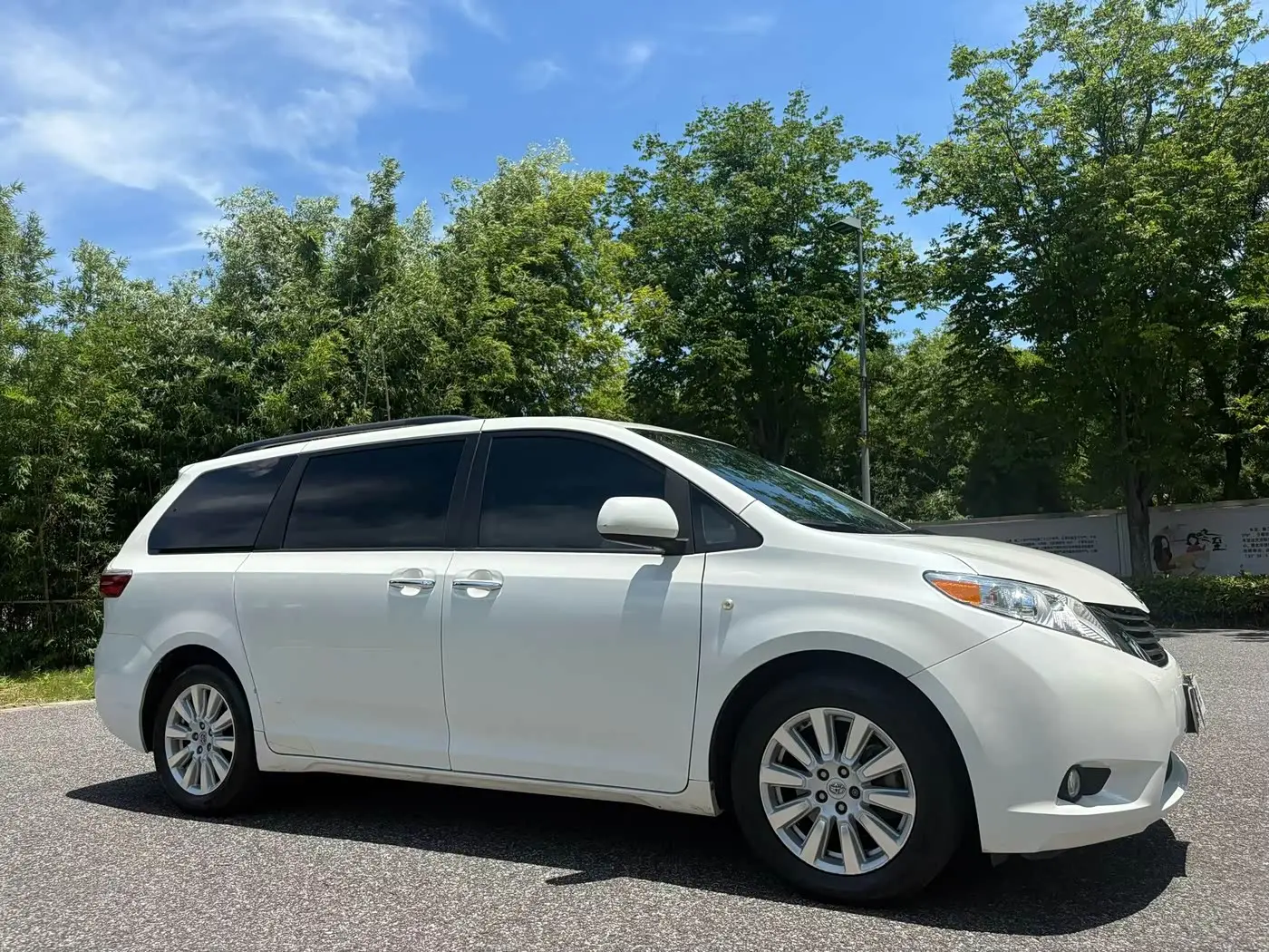 Toyota Sienna 2018 — Фото 2/9