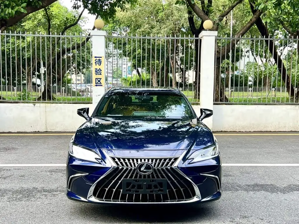 Lexus ES 2022 — Photo 2/9