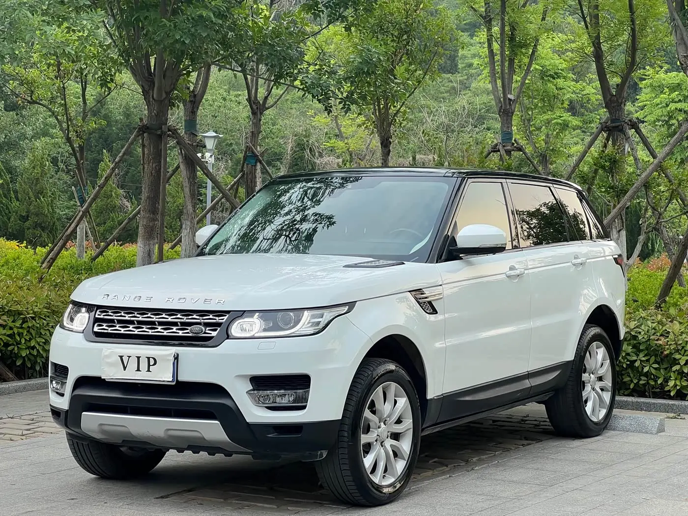 Land Rover Range Rover Sport 2017 — Photo 1/16