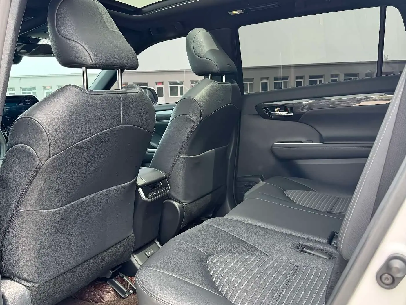 Toyota Crown Kluger 2023 — ფოტო 12/13