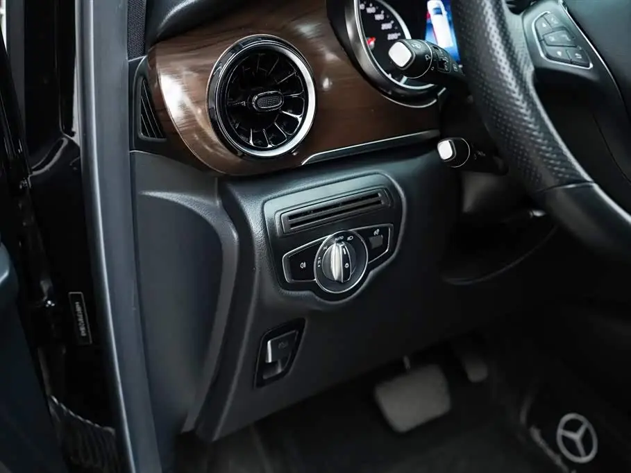 Mercedes-Benz V-Class 2021 — Фото 8/20