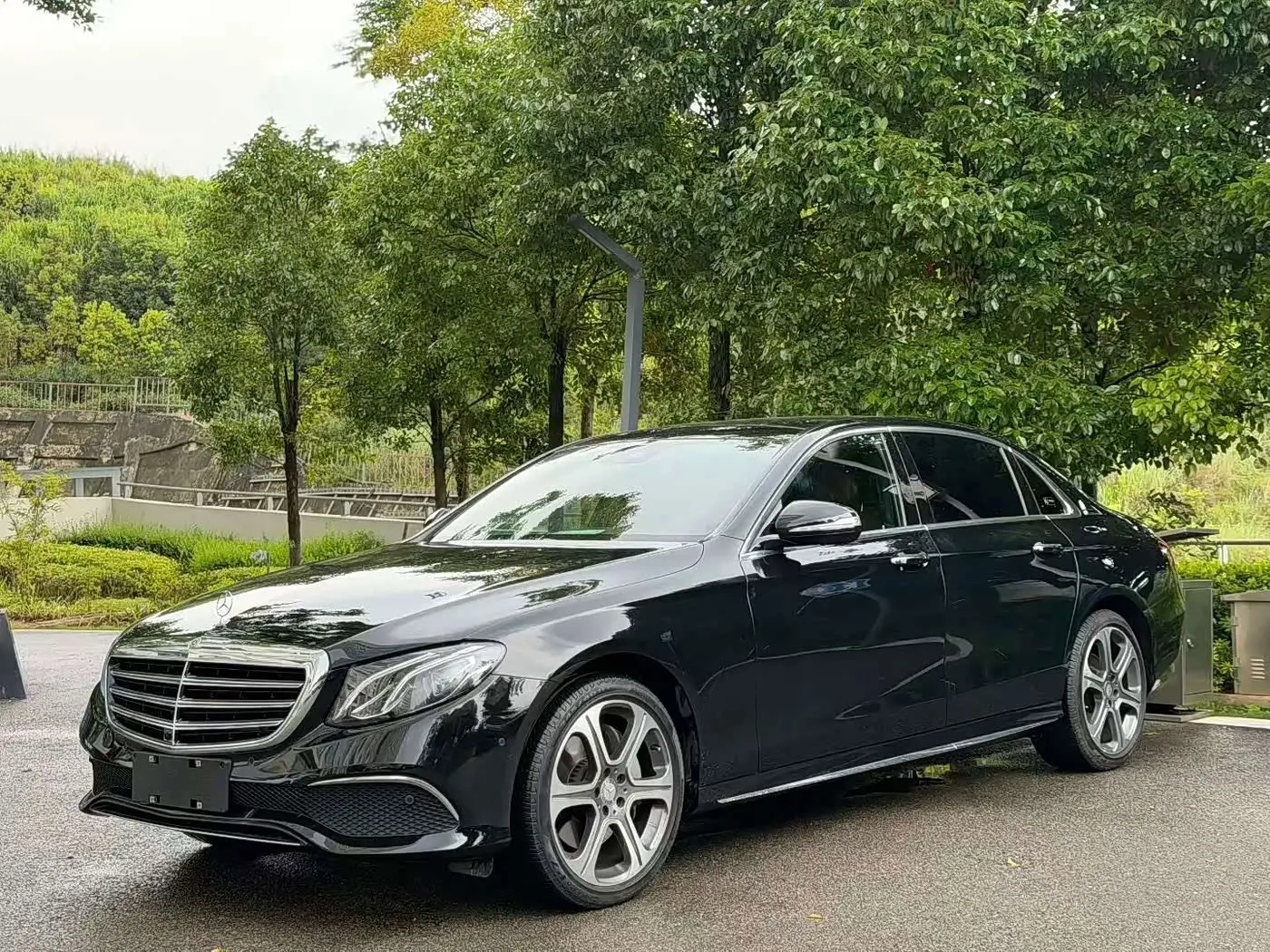 Mercedes-Benz E-Class 2017 — Photo 1/9