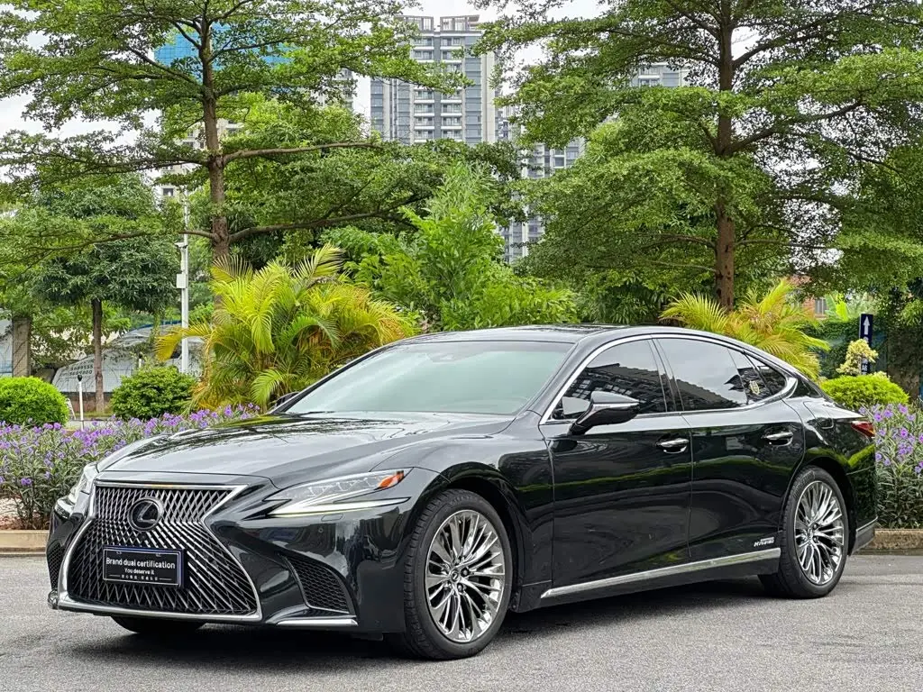 Lexus LS 2020 — Photo 1/19