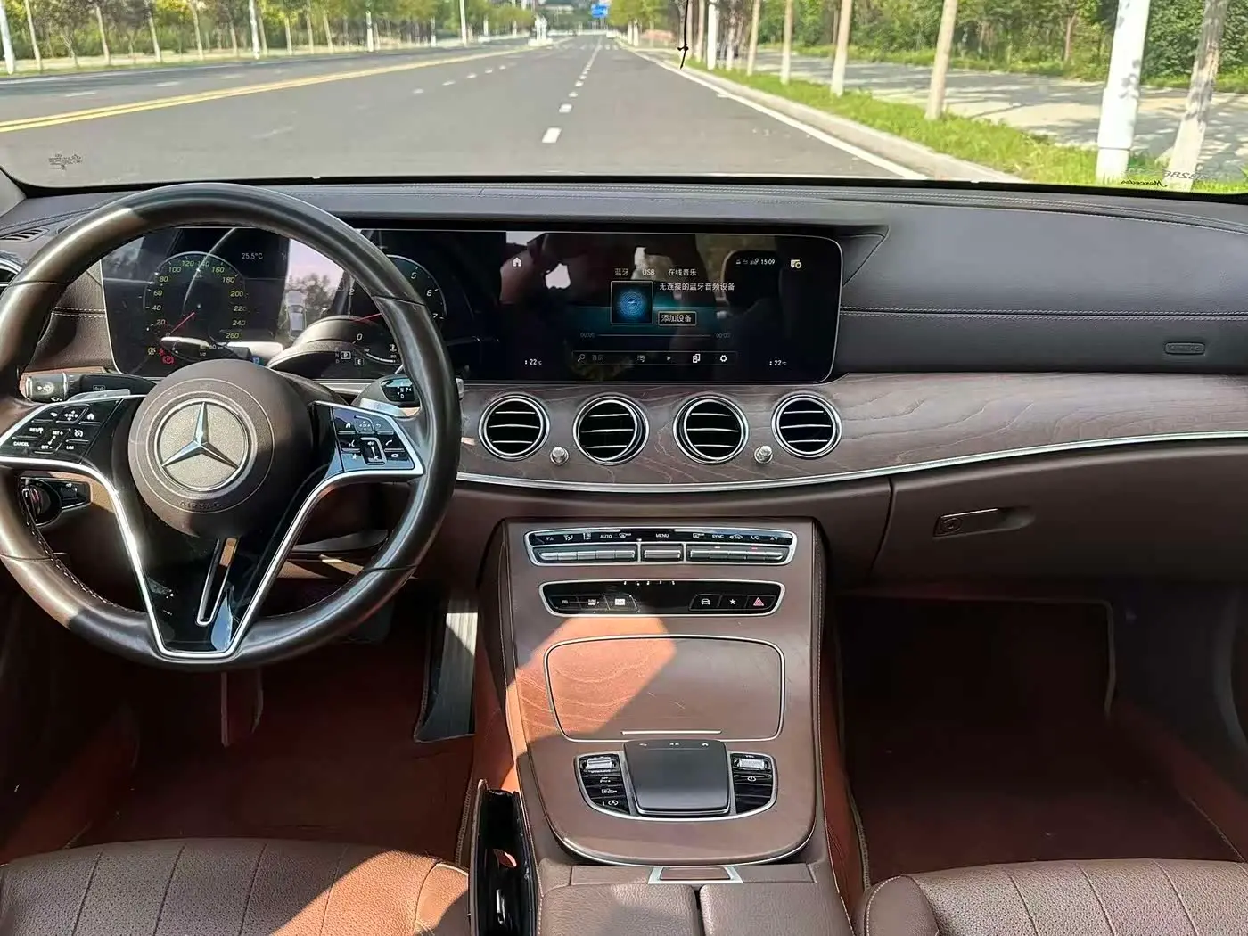 Mercedes-Benz E-Class 2023 — Photo 9/13