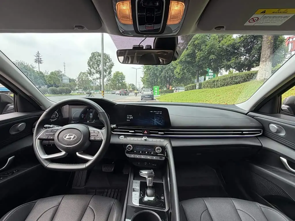 Hyundai Elantra 2025 — Photo 13/14