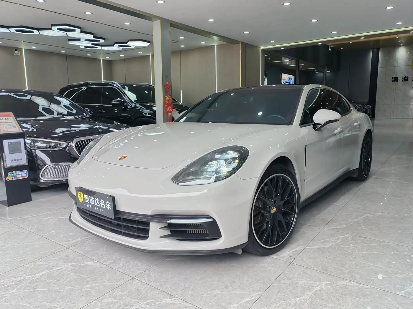 Porsche Panamera 2020 — Фото 1/17