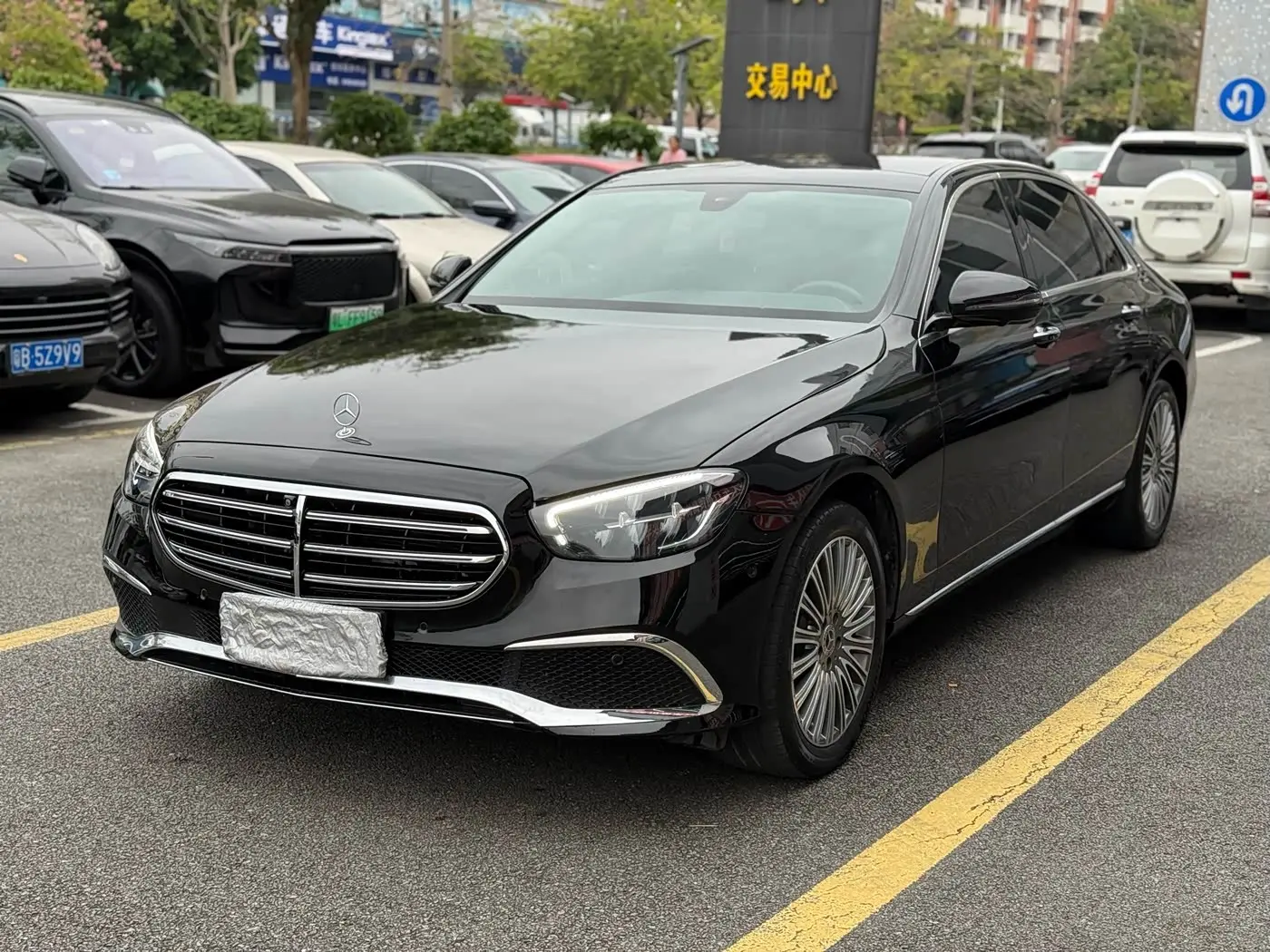 Mercedes-Benz E-Class 2022 — Photo 1/9