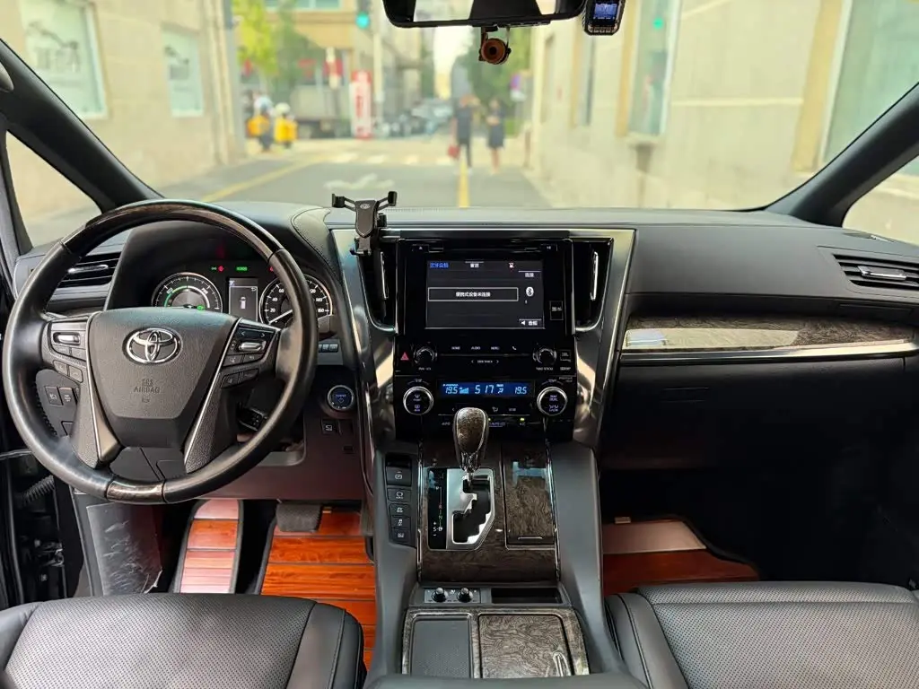 Toyota Vellfire 2019 — Photo 11/13