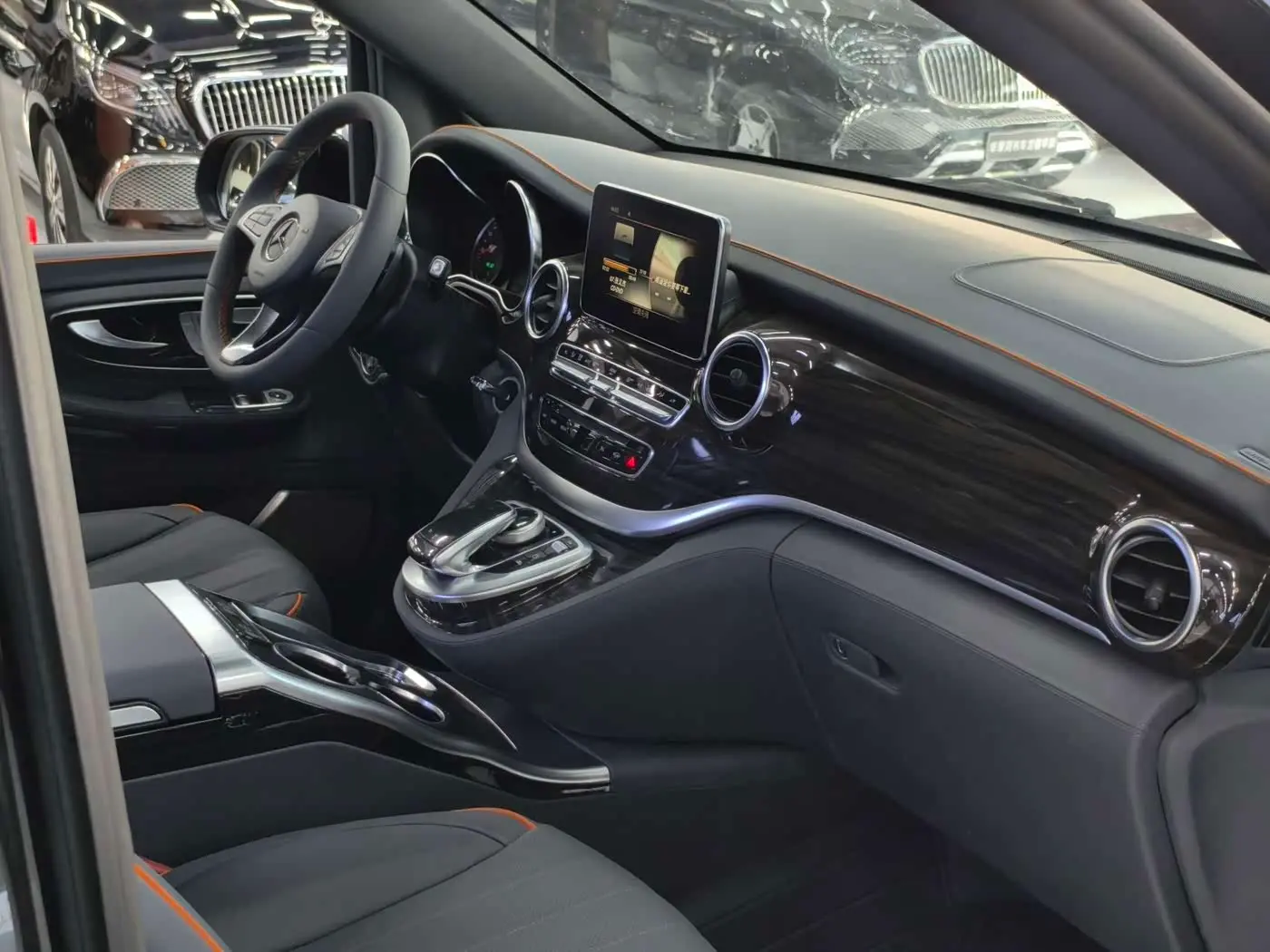 Mercedes-Benz V-Class 2020 — Photo 6/19