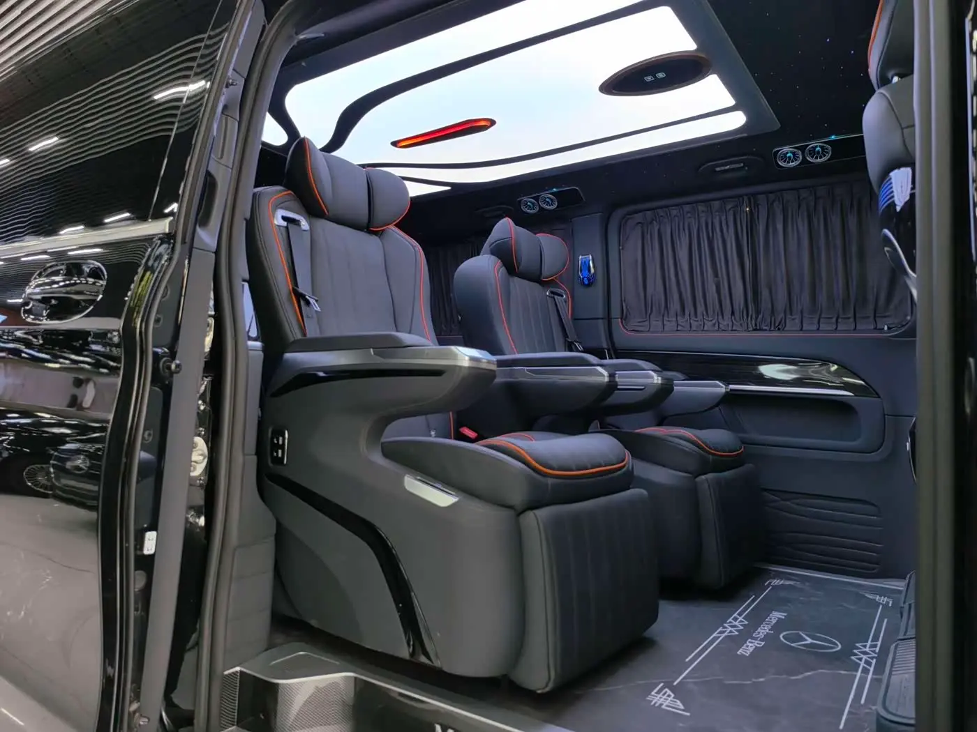 Mercedes-Benz V-Class 2020 — Photo 7/19
