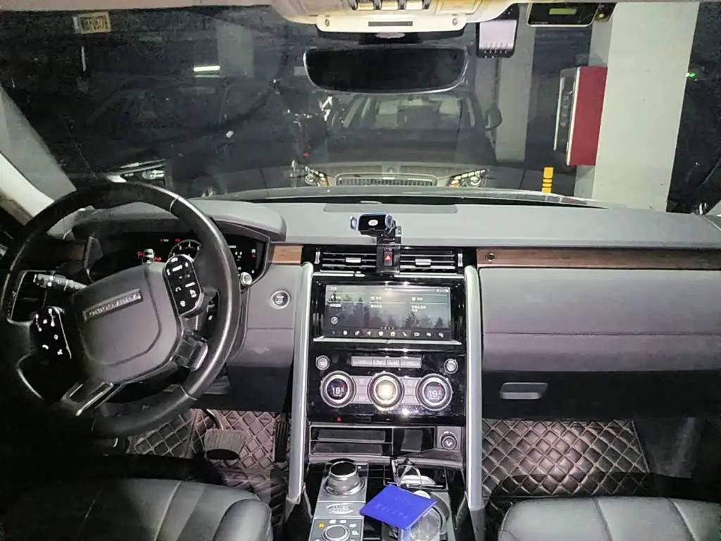 Land Rover Discovery 2019 — Photo 10/11