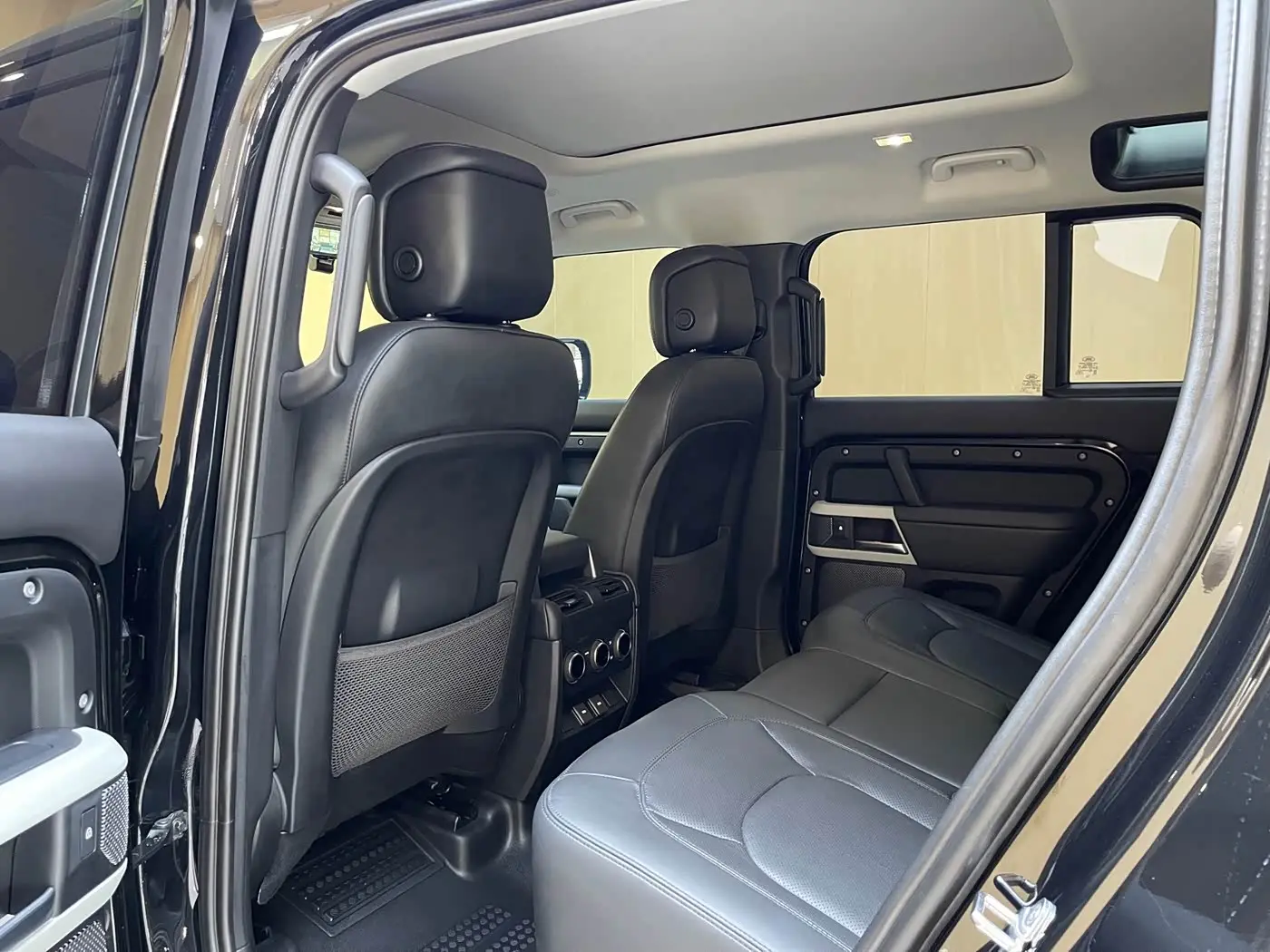 Land Rover Defender 2023 — Photo 13/18