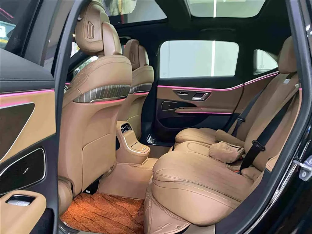Mercedes-Benz E-Class 2024 — Photo 8/18