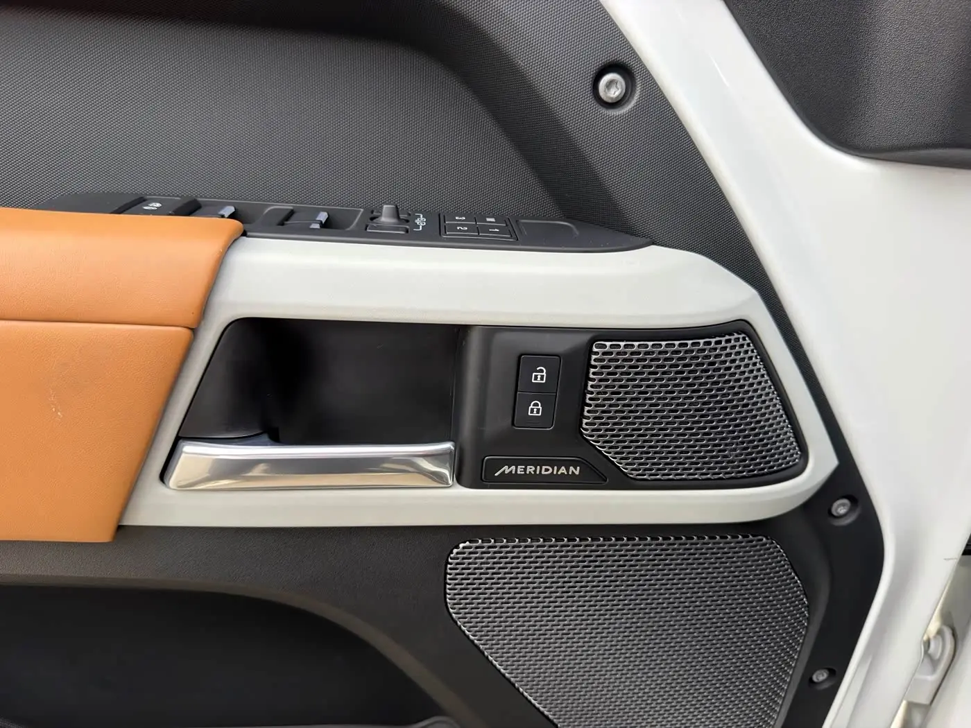 Land Rover Defender 2023 — Photo 5/16