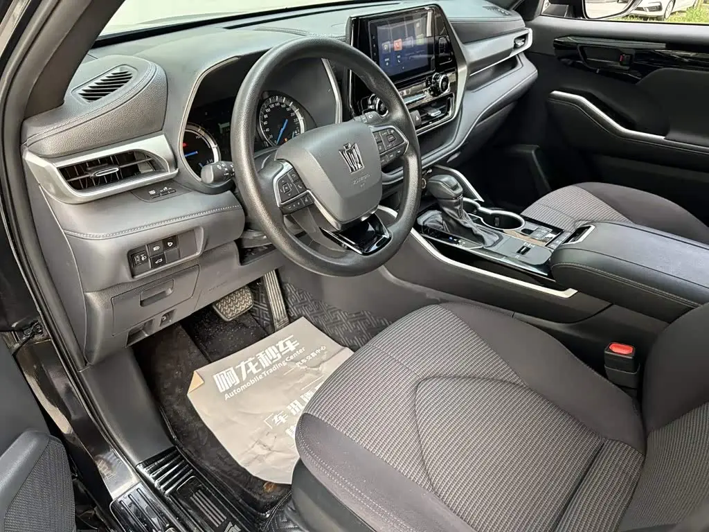 Toyota Crown Kluger 2023 — Photo 10/13