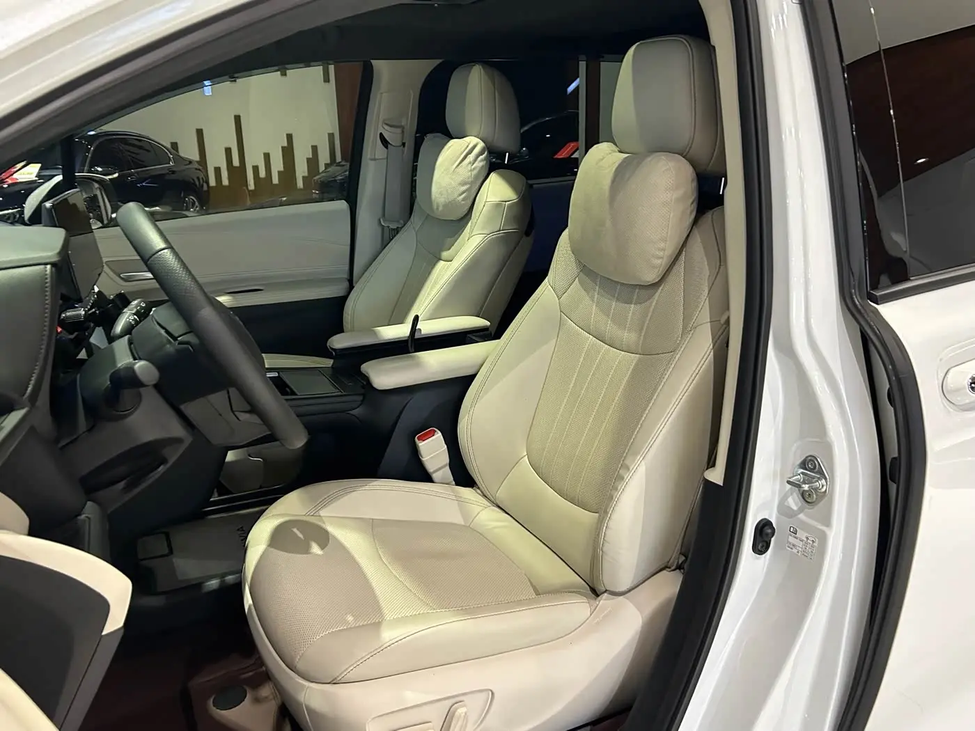 Toyota Granvia 2024 — Photo 10/20