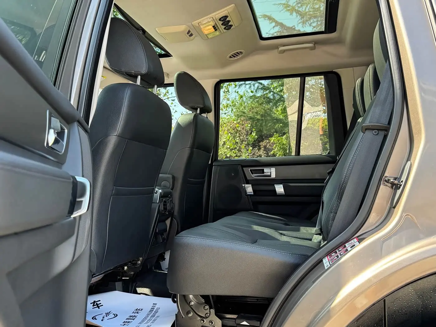 Land Rover Discovery 2016 — Photo 12/17