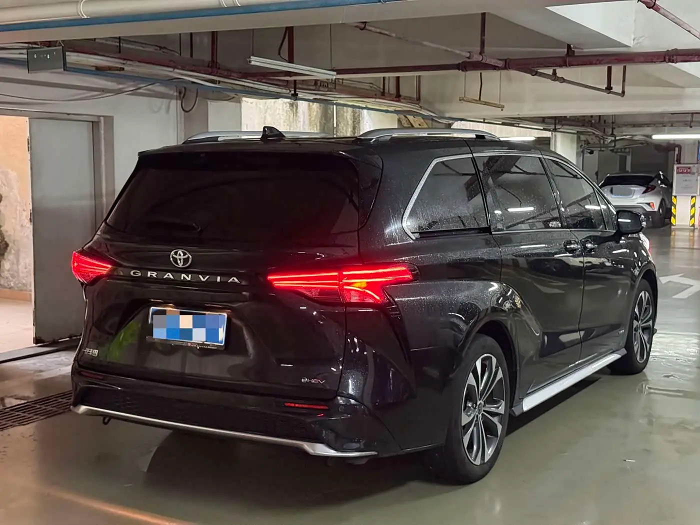 Toyota Granvia 2024 — Photo 3/12