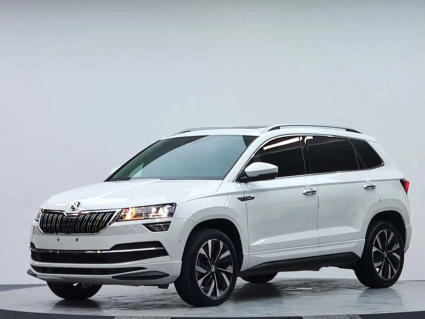 Škoda Karoq 2023 — Photo 2/19