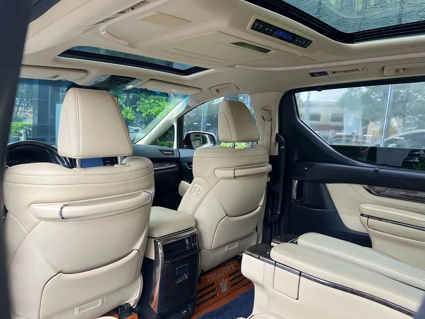 Toyota Vellfire 2023 — Photo 6/10