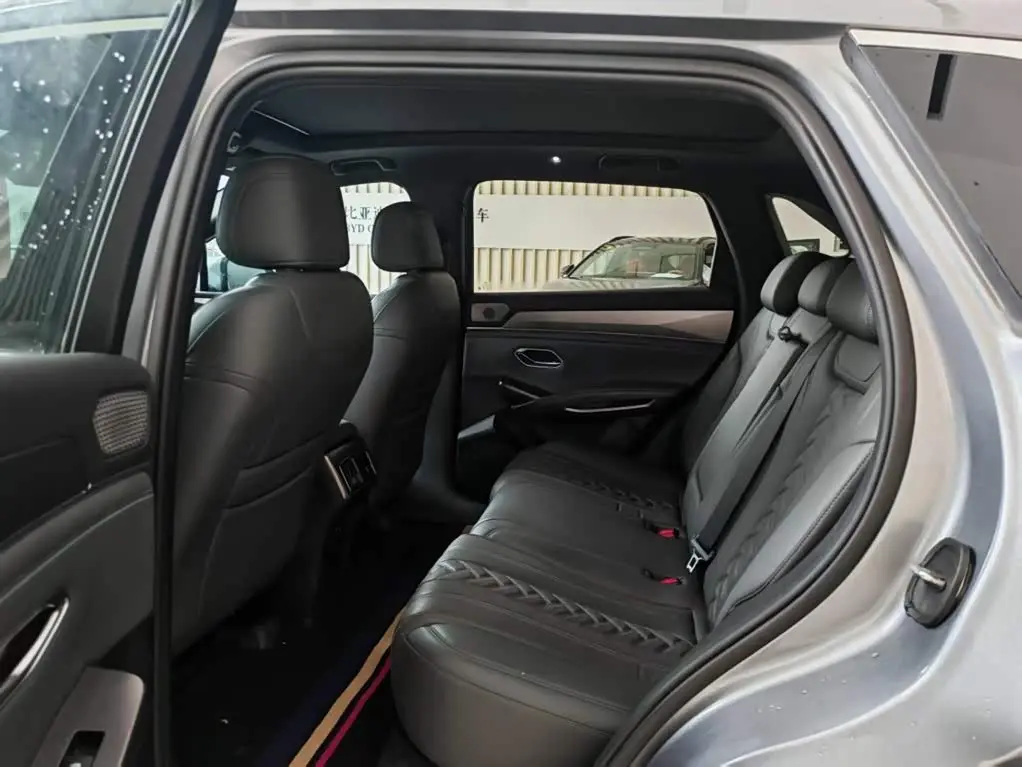 BYD Song L DM-i 2025 — Photo 13/15