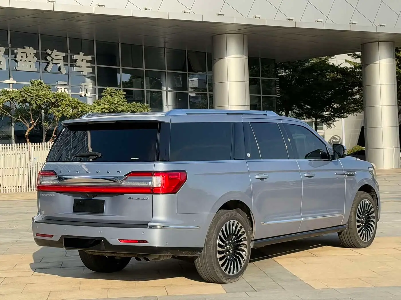 Lincoln Navigator 2022 — Şəkil 16/17