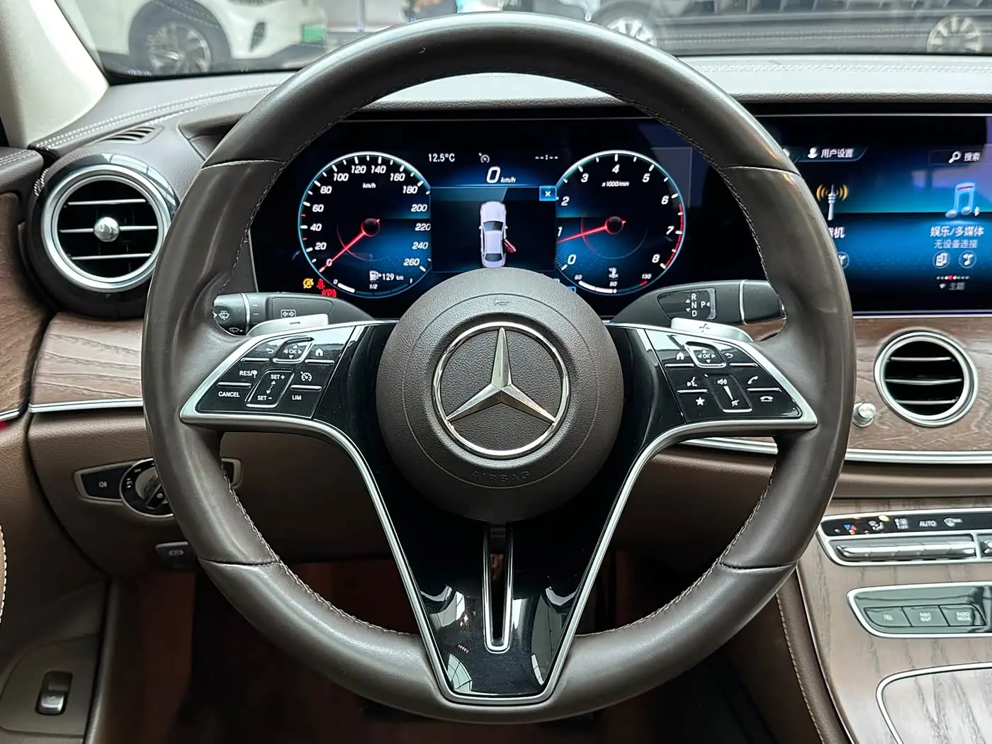 Mercedes-Benz E-Class 2022 — Photo 12/20