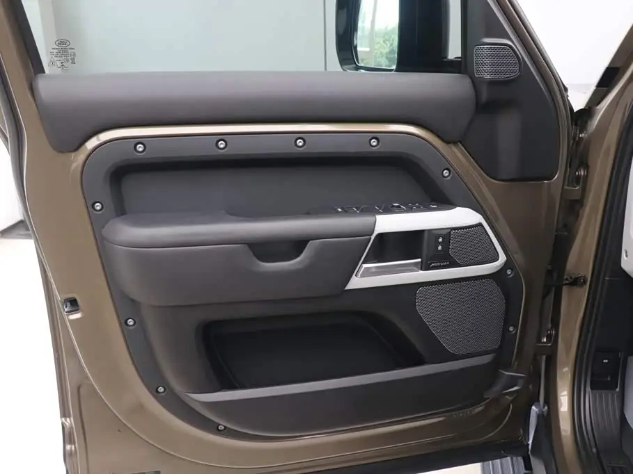 Land Rover Defender 2022 — Photo 17/20