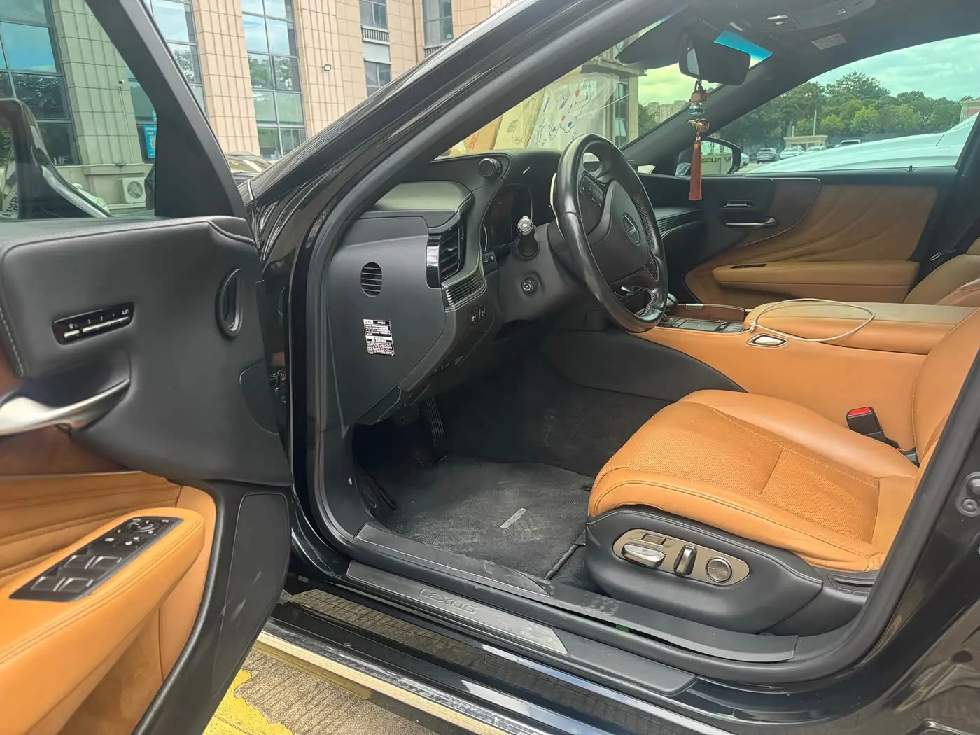 Lexus LS 2021 — Photo 3/7