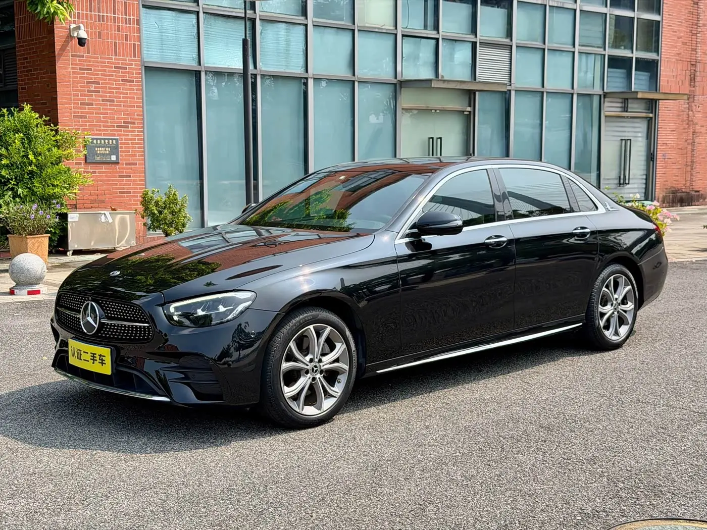 Mercedes-Benz E-Class 2021 — Photo 1/18