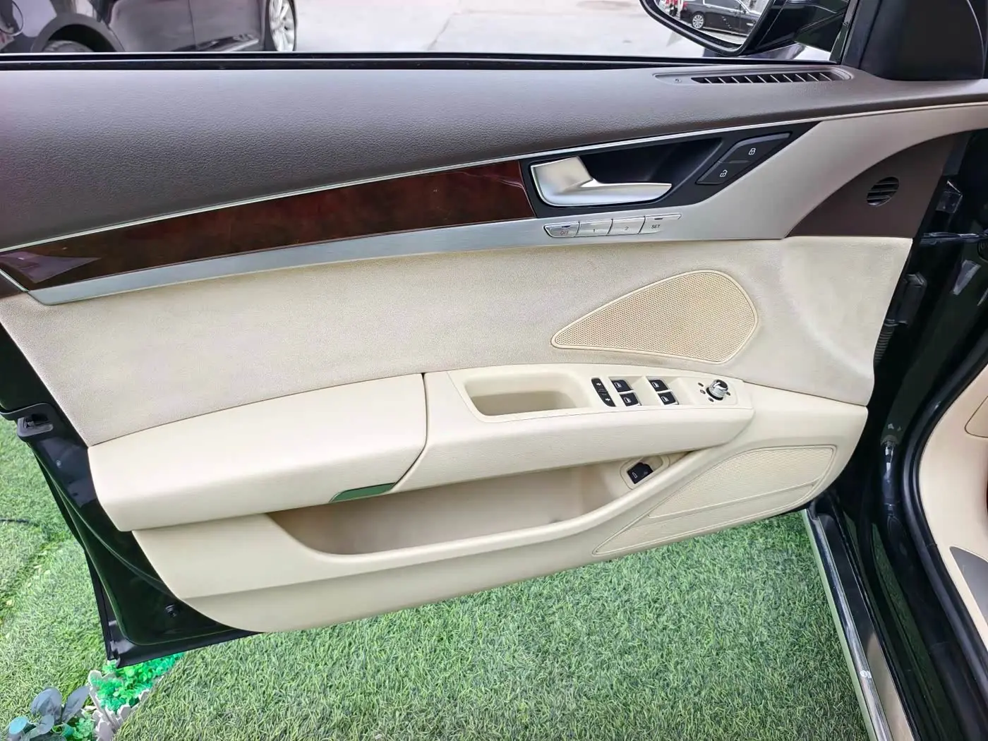 Audi A8 2013 — Photo 6/20