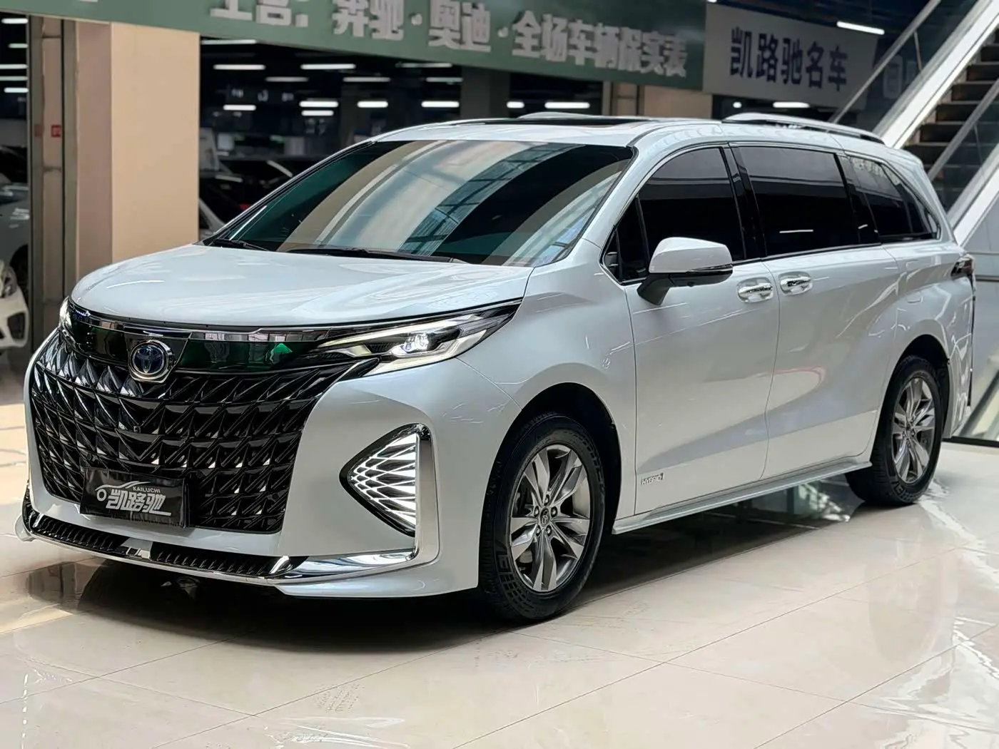 Toyota Granvia 2023 — Photo 1/18