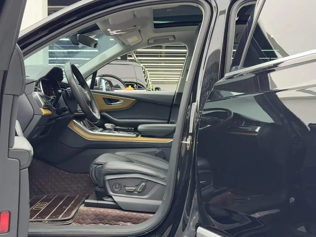 Audi Q7 2021 — Photo 8/19