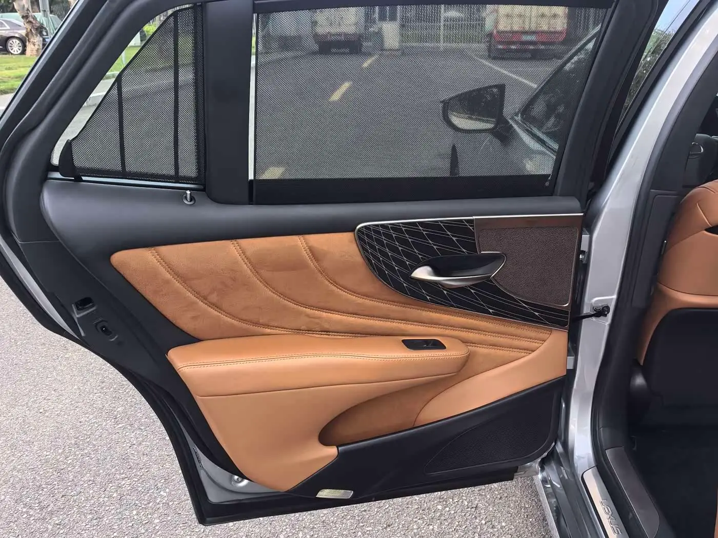 Lexus LS 2021 — Photo 11/17
