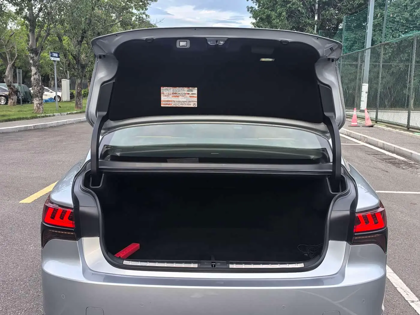 Lexus LS 2021 — Photo 16/17