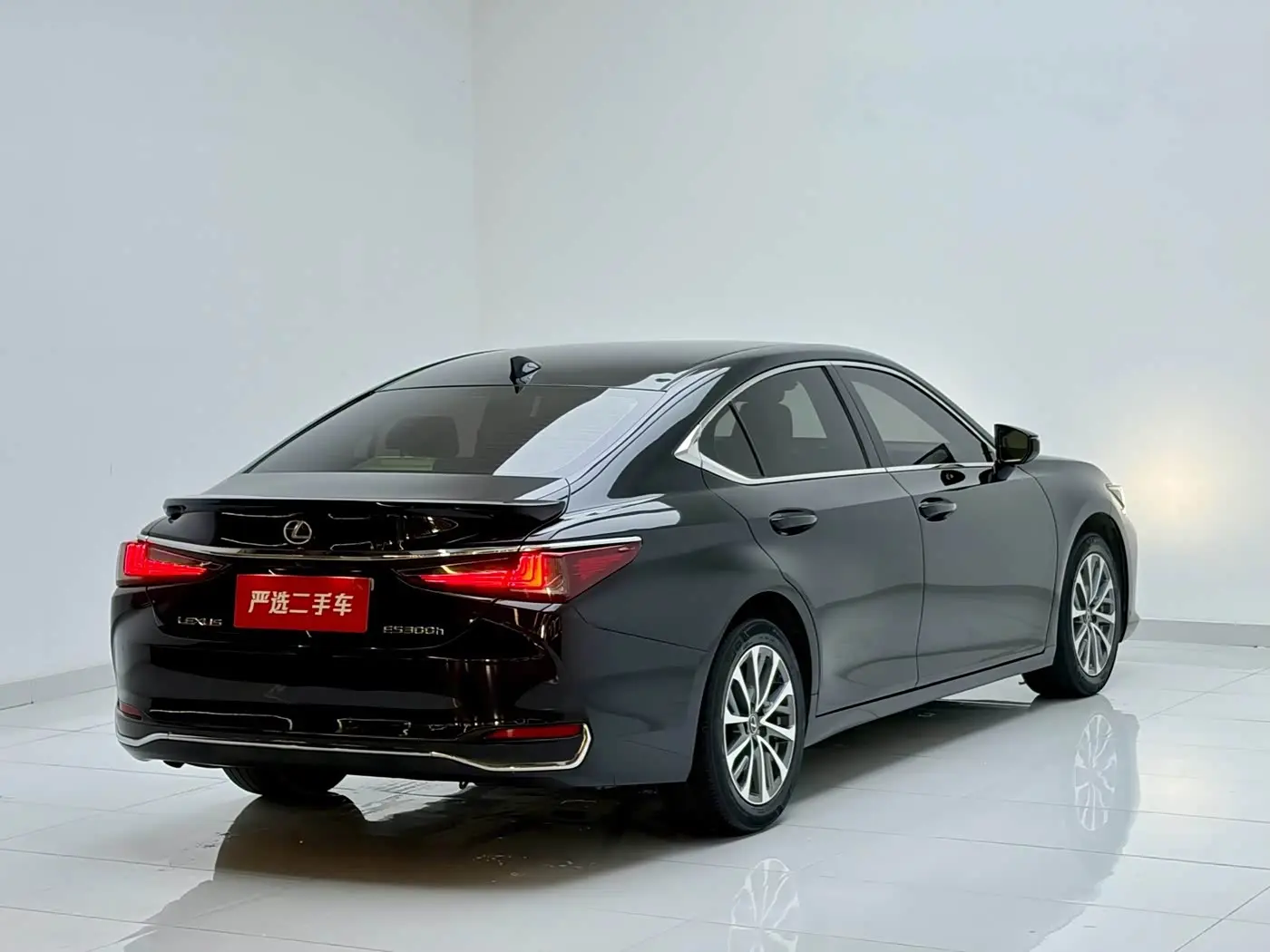 Lexus ES 2023 — Photo 15/18