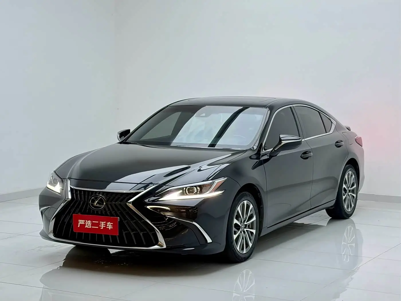 Lexus ES 2023 — Photo 1/18