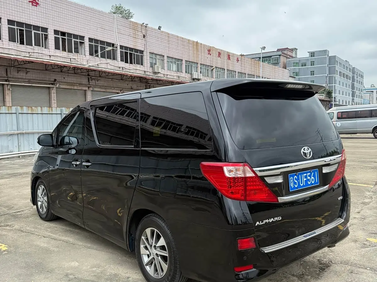 Toyota Alphard 2014 — Photo 10/12