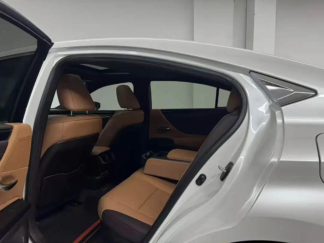 Lexus ES 2021 — Photo 6/9