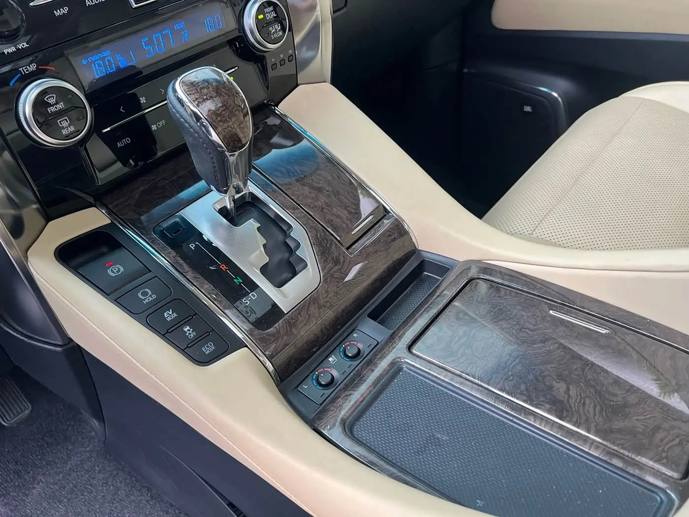 Toyota Vellfire 2023 — Photo 8/9