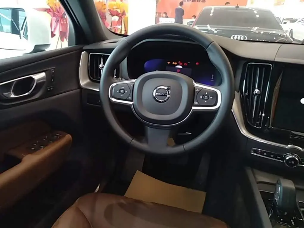 Volvo XC60 2026 — ფოტო 11/20