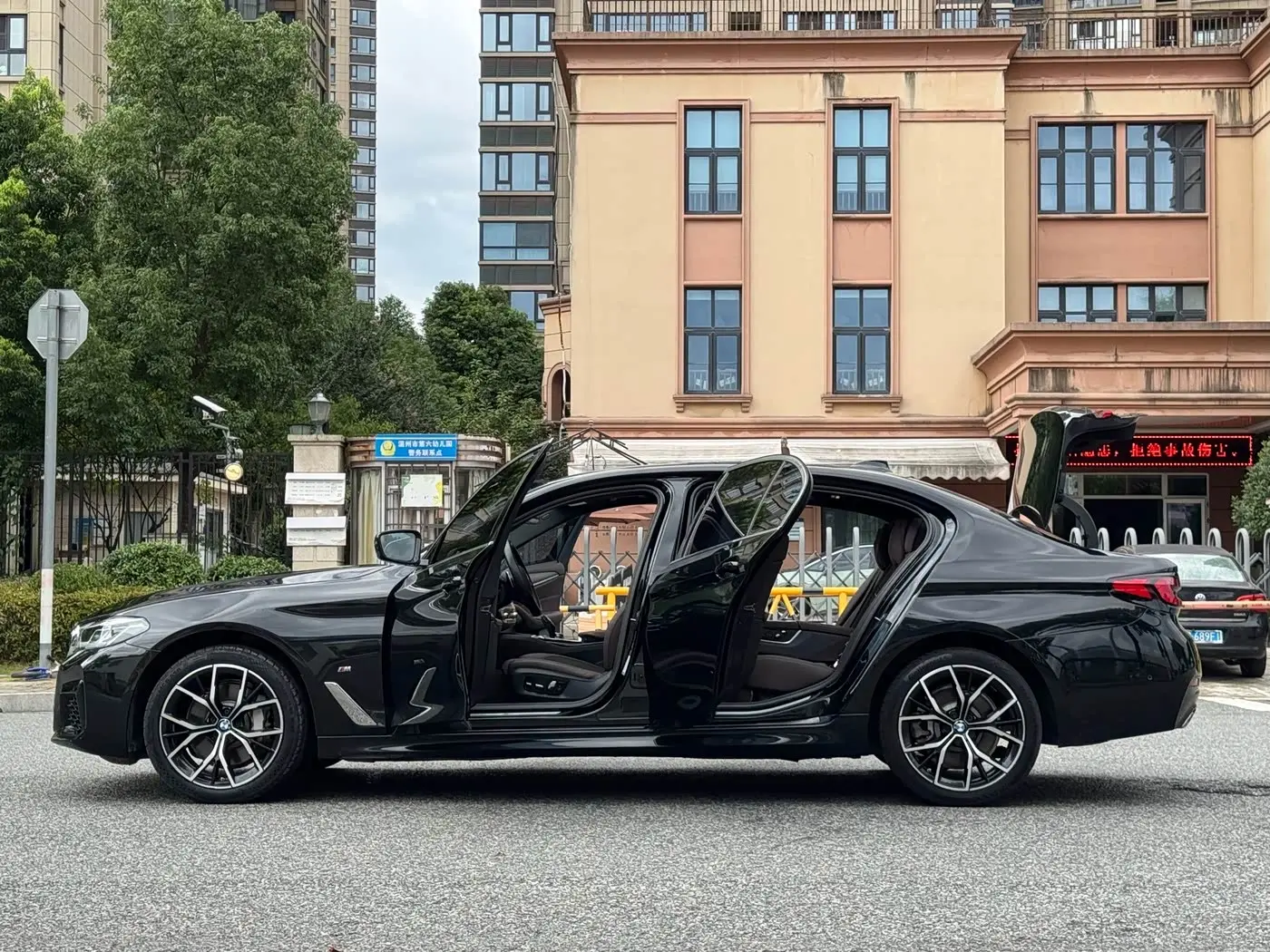 BMW 5 Series 2022 — Photo 18/19