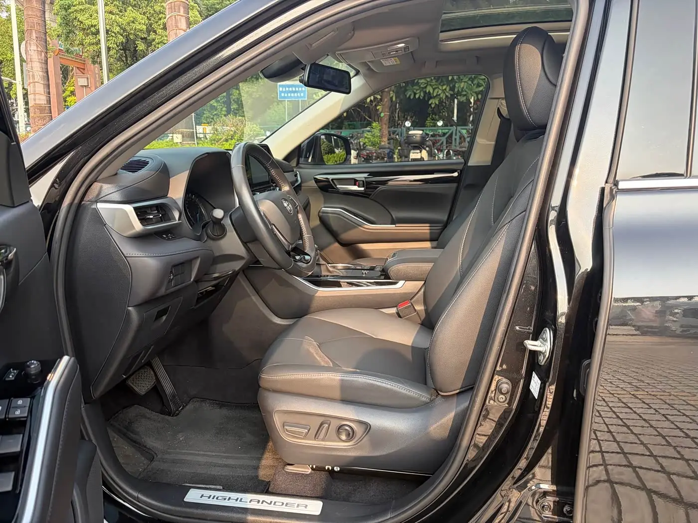 Toyota Highlander 2023 — Photo 9/20