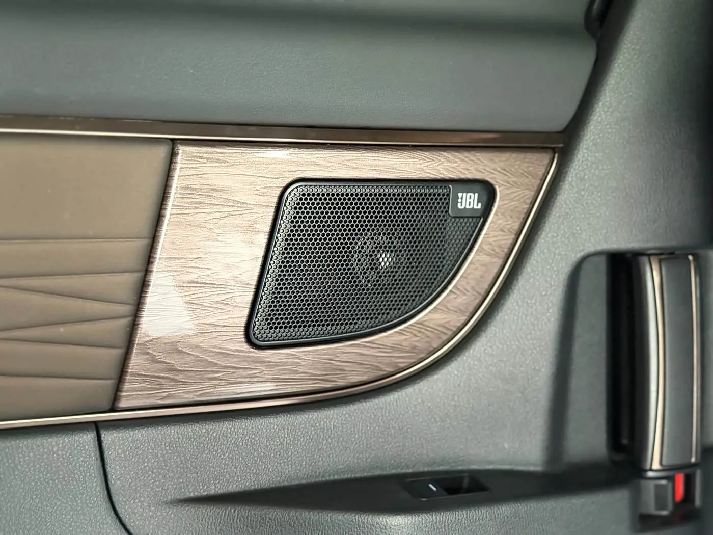 Toyota Alphard 2023 — Photo 19/20