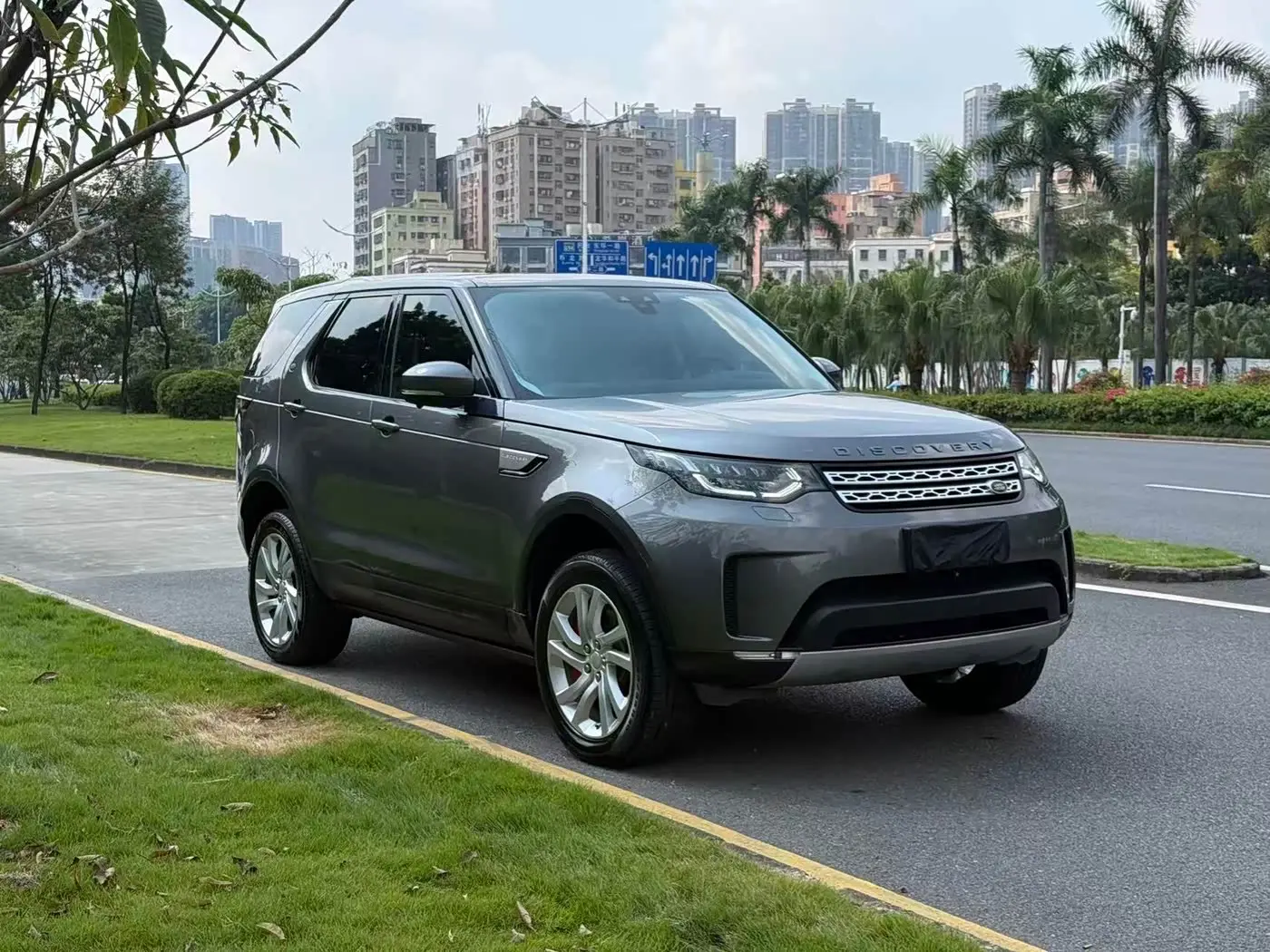 Land Rover Discovery 2018 — Фото 3/12
