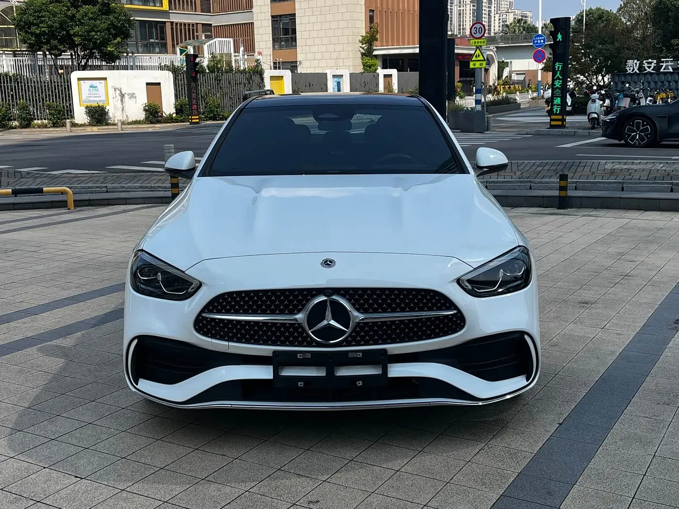 Mercedes-Benz C-Class 2025 — Photo 2/20
