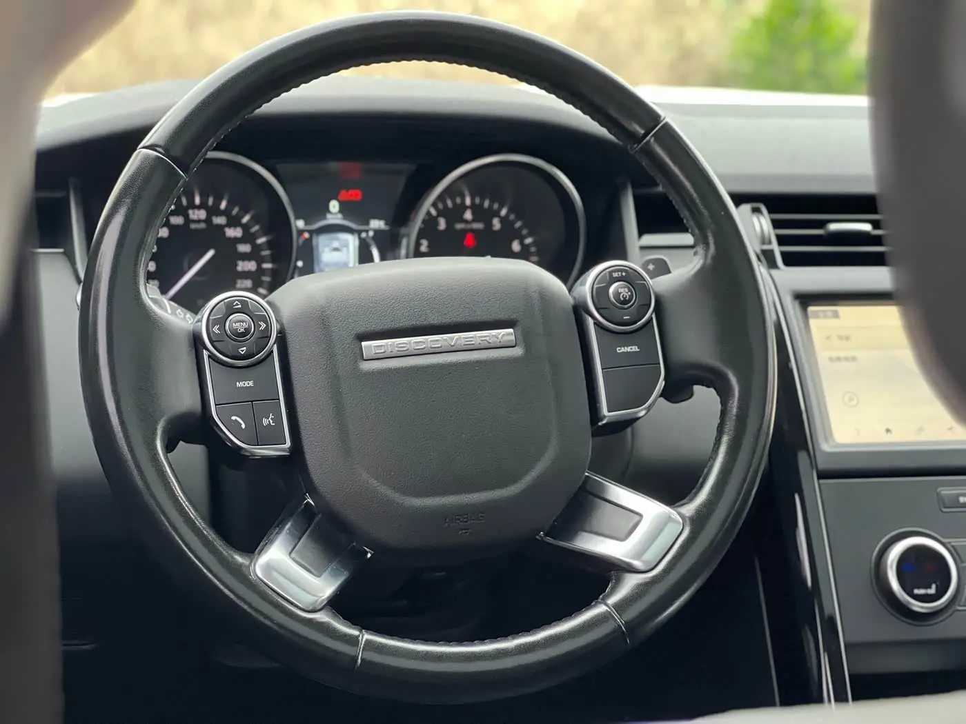 Land Rover Discovery 2019 — Photo 10/18
