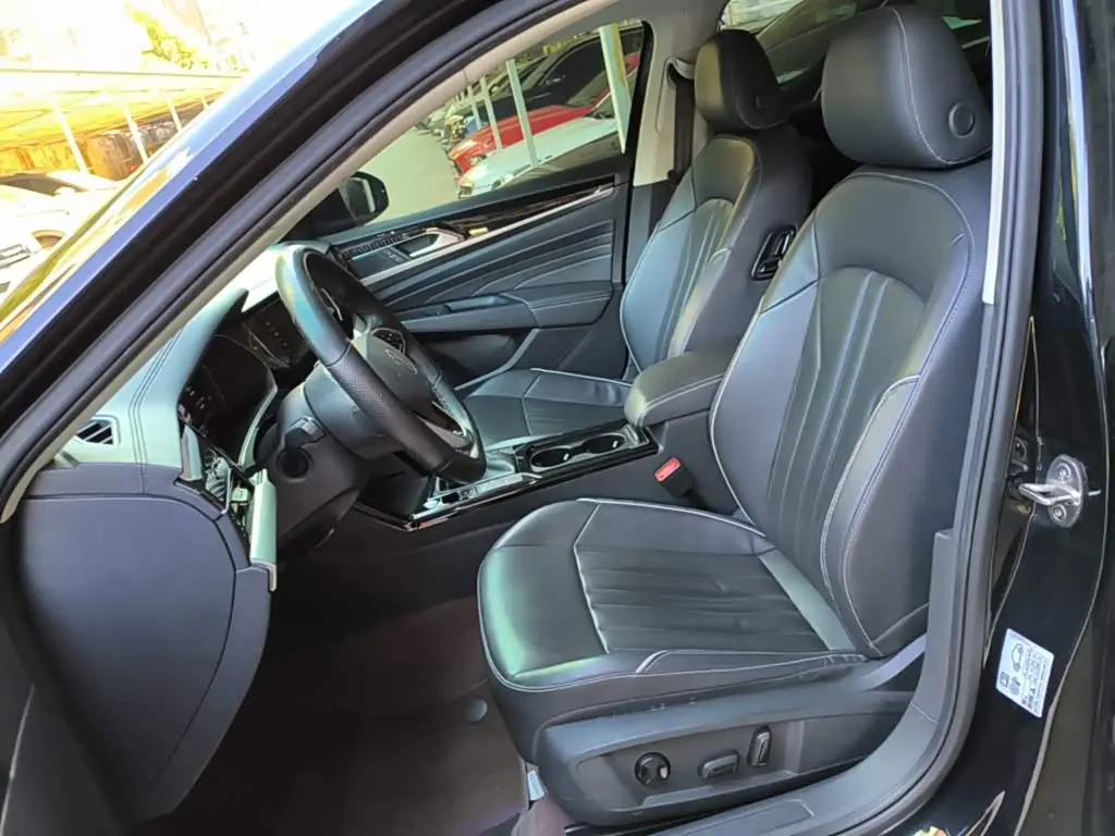 Volkswagen Passat 2023 — Photo 14/19