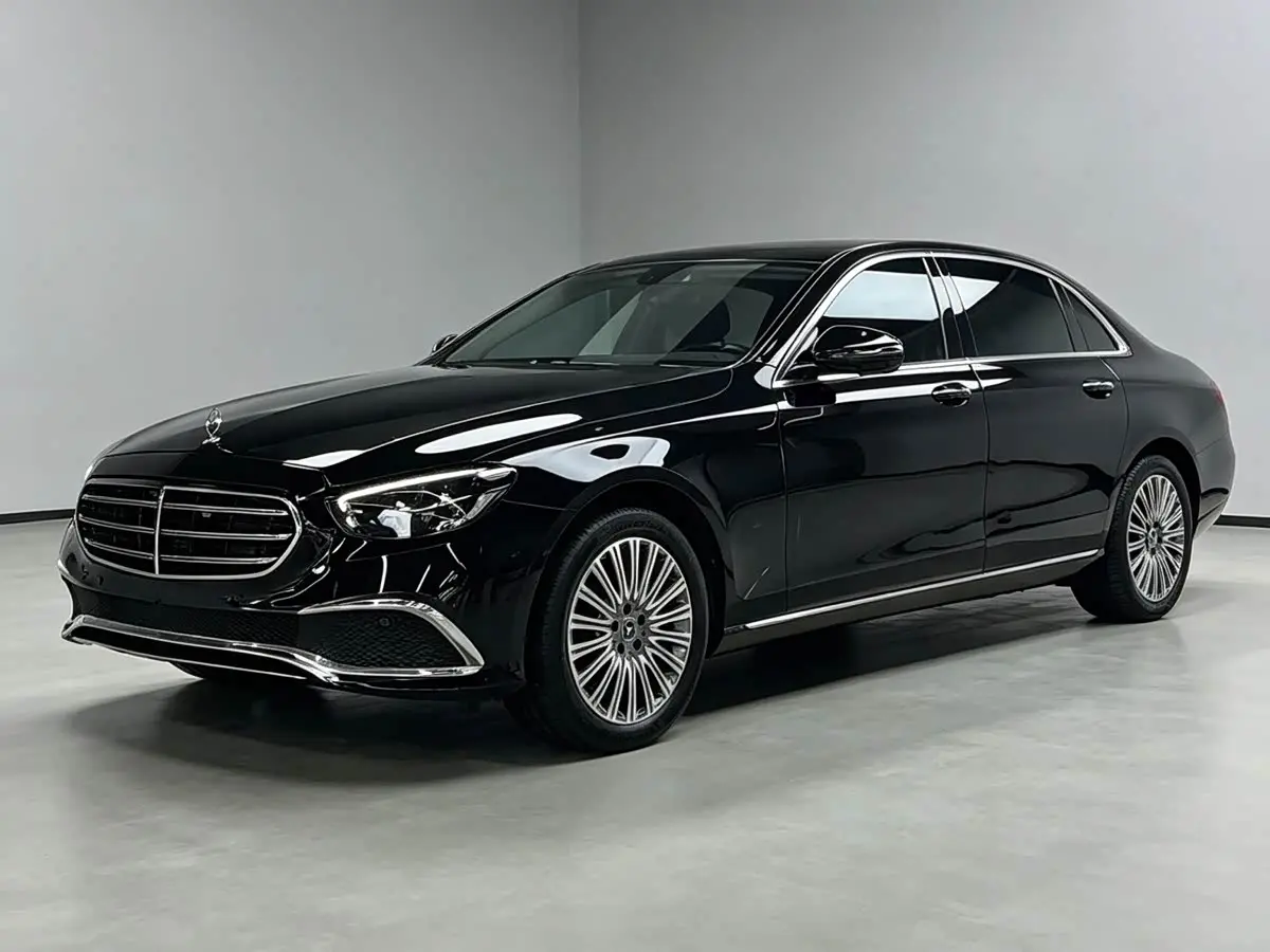Mercedes-Benz E-Class 2023 — Photo 1/7