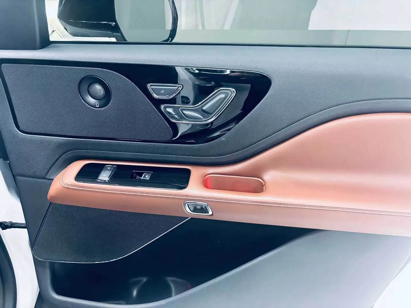 Lincoln Aviator 2022 — Photo 14/18